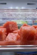 Semangka jadi berair dan lembek setelah masuk kulkas, apakah masih aman dimakan?
