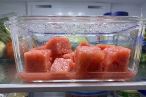 Semangka jadi berair dan lembek setelah masuk kulkas, apakah masih aman dimakan?