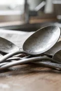 Sendok makan tak lagi mengilap setelah sering dipakai, begini cara ketahui penyebab dan membersihkan