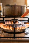 Api kompor gas tak lagi biru, berubah oranye atau merah? Cek penyebab dan cara mengatasinya