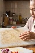 Talenan plastik penuh goresan, masih aman untuk memotong makanan? Ini cara mengeceknya