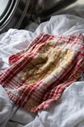 Lap dapur berminyak tapi tidak boleh langsung dicampur pakaian saat dicuci, ini alasannya