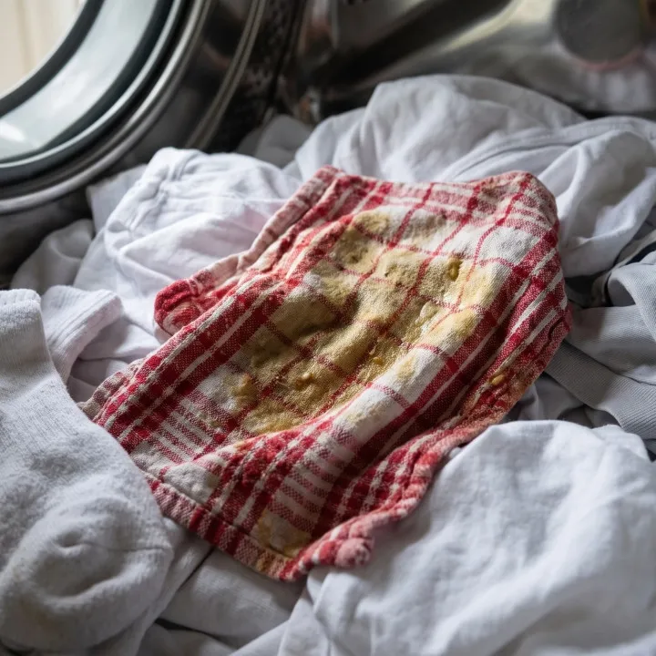Lap dapur berminyak tapi tidak boleh langsung dicampur pakaian saat dicuci, ini alasannya