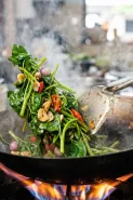 Tumis kangkung berubah warna setelah matang? Cek durasi dan panas wajan