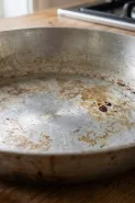 Wajan aluminium berubah warna saat sering dipanaskan, apakah berarti rusak?