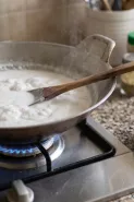 Santan untuk bubur kacang hijau sering menggumpal, begini cara memasaknya