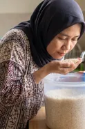 Beras yang lama disimpan mulai berbau berbeda, masih aman dimasak? Cek kondisinya dulu