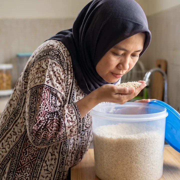 Beras yang lama disimpan mulai berbau berbeda, masih aman dimasak? Cek kondisinya dulu