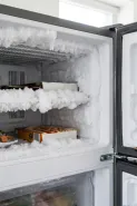 Freezer cepat penuh bunga es padahal jarang dibuka, apa yang perlu dicek?