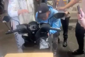 Usai insiden senggol spion Alphard dan motor dipukul, ojol Mulyadi dapat motor baru, ini sosok pemberi