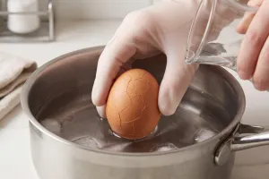 Kenapa telur bisa retak saat direbus padahal tidak terbentur? Ternyata ini penyebabnya