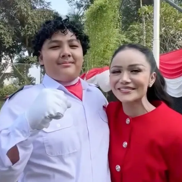 Momen haru Kris Dayanti saksikan Kellen bertugas sebagai Paskibra di sekolah