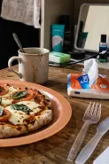 Cara membuat pizza margherita tanpa oven di kamar kos, nggak perlu ribet dan perlu cuci piring banyak
