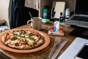 Cara membuat pizza margherita tanpa oven di kamar kos, nggak perlu ribet dan perlu cuci piring banyak