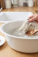 Lap dapur berminyak dan bau susah hilang? Coba rendam pakai 3 bahan ini