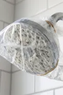 Shower penuh kerak putih? Coba trik ini pakai 1 bahan dapur sebelum menggosoknya