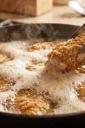 Kenapa ayam goreng mengeluarkan banyak busa saat digoreng? Ini penyebab yang perlu diketahui