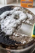 Kerak hitam di pantat panci susah hilang? Bersihkan tanpa air panas pakai 3 bahan ini