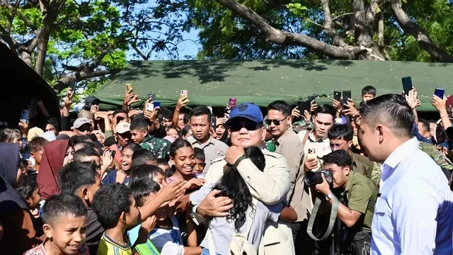 Prabowo Subianto peluk anak-anak gempa NTT © 2026