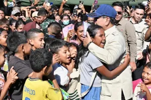 Momen Prabowo peluk anak-anak di pengungsian penyintas gempa NTT, pemerintah janji terus bantu