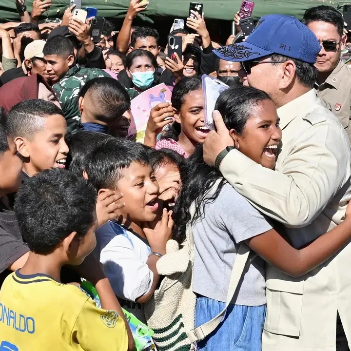 Momen Prabowo peluk anak-anak di pengungsian penyintas gempa NTT, pemerintah janji terus bantu