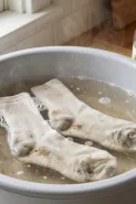 Modal baking soda, cuka, dan garam, kaus kaki buluk bisa dibersihkan tanpa disikat