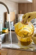 Blender kuning bekas kunyit susah hilang? Coba cara ini dengan baking soda dan sitrun