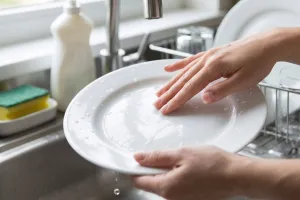 Kenapa piring masih terasa licin setelah dibilas? Cek 4 kemungkinan ini