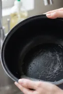 Kenapa inner pot rice cooker mudah tergores meski cuma dicuci pakai spons?