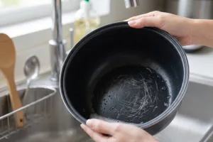 Kenapa inner pot rice cooker mudah tergores meski cuma dicuci pakai spons?