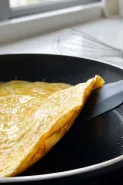 Telur dadar tipis sering robek saat dibalik? Coba trik sederhana ini