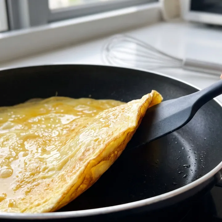 Telur dadar tipis sering robek saat dibalik? Coba trik sederhana ini