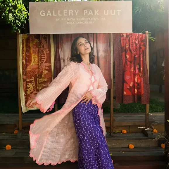 Luna Maya genap 43 tahun, pilih rayakan ulang tahun di galeri seni mendiang ayah