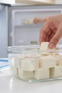 Cara menyimpan tahu mentah agar tidak cepat asam, perhatikan mulai dari wadah sampai air rendaman