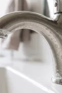 Kenapa kerak putih muncul di keran meski rutin dilap? ternyata ini penyebabnya
