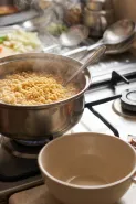 Mie instan terlalu lembek meski waktu rebus sudah sesuai? Bisa jadi karena kamu melakukan langkah ini