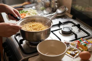 Mie instan terlalu lembek meski waktu rebus sudah sesuai? Bisa jadi karena kamu melakukan langkah ini