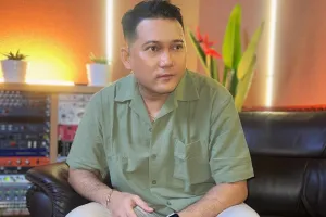 Kabar pelantun lagu “Duhai cinta, tataplah aku di sini”, lama vakum usai kesetrum kini kembali nyanyi