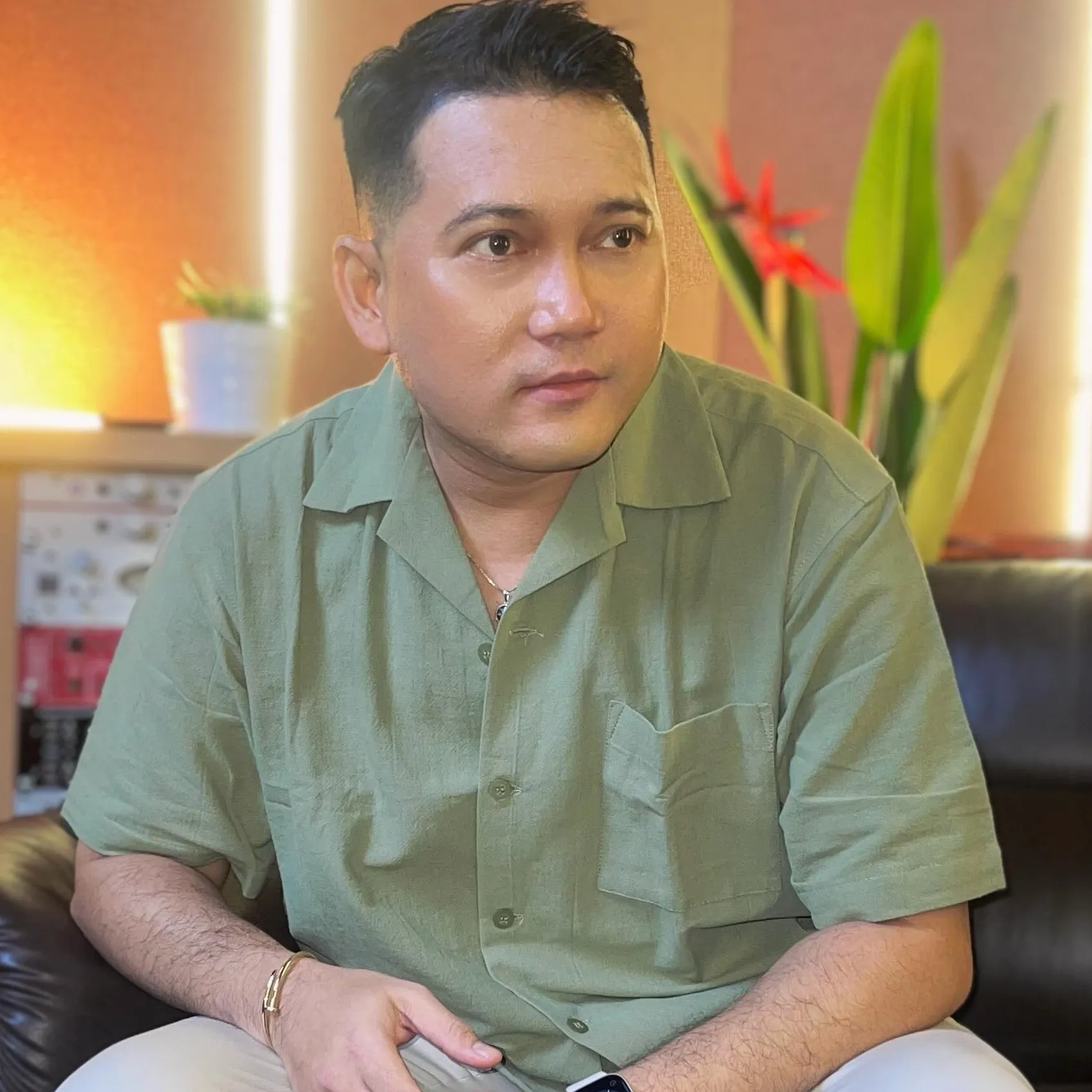 Kabar pelantun lagu “Duhai cinta, tataplah aku di sini”, lama vakum usai kesetrum kini kembali nyanyi