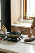 Solusi mengatasi minyak goreng meletup-letup saat goreng ikan basah tanpa perlu tutup wajan