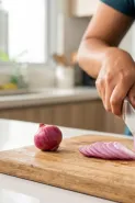 Trik memotong bawang merah supaya mata tidak pedih tanpa perlu pakai kacamata atau gigit tisu