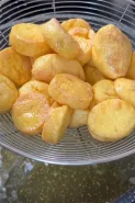 Cuma tambah 1 sendok tepung terigu, trik goreng tofu ini bikin tetap utuh