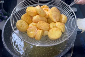 Cuma tambah 1 sendok tepung terigu, trik goreng tofu ini bikin tetap utuh