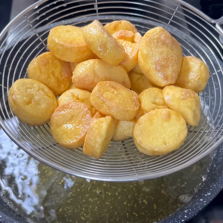 Cuma tambah 1 sendok tepung terigu, trik goreng tofu ini bikin tetap utuh