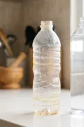 Jangan cuma lihat label “food grade”, 3 tanda botol minum plastik murahan yang bahannya mudah luntur