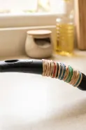 Jangan buang karet gelang bekas bungkusan, bisa dipakai untuk gagang wajan yang licin