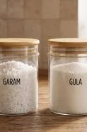 Bungkus silica gel bekas sepatu baru buat wadah bumbu: Trik bikin garam dan kaldu tak cepat menggumpal