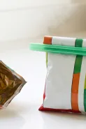 Belah sedotan plastik secara vertikal: Trik bikin segel bungkus snack kedap udara tanpa alat press