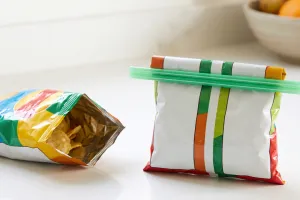 Belah sedotan plastik secara vertikal: Trik bikin segel bungkus snack kedap udara tanpa alat press