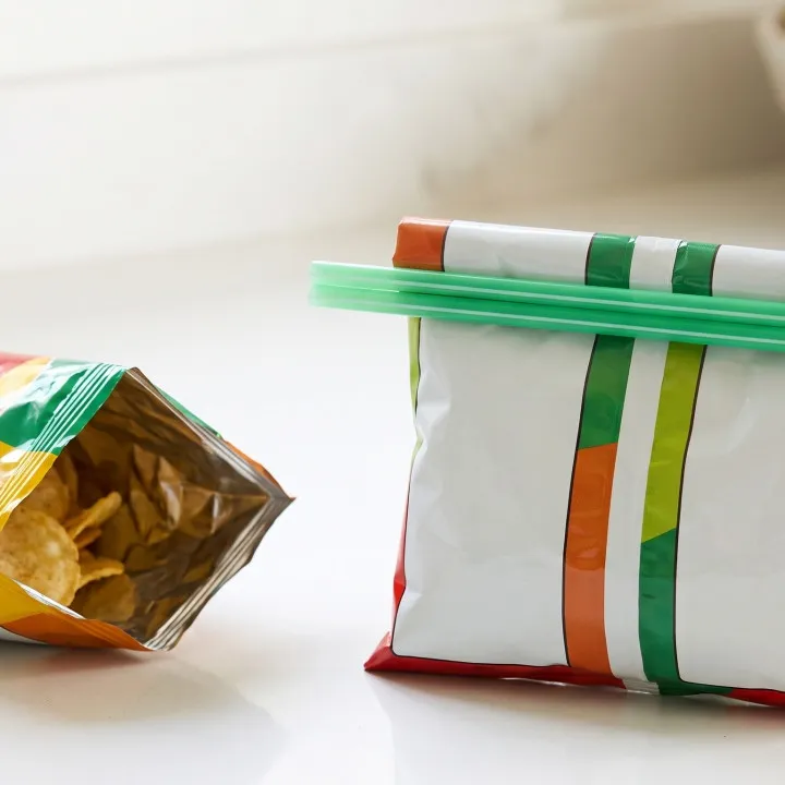 Belah sedotan plastik secara vertikal: Trik bikin segel bungkus snack kedap udara tanpa alat press